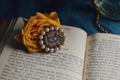 Lover’s Eye Brooch, Black -Home Furnishings Store image 868